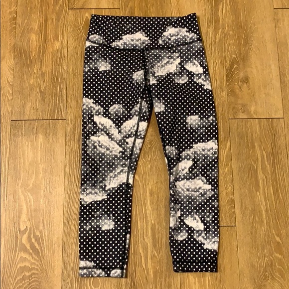 Lululemon Workout Crops - Picture 1 of 6